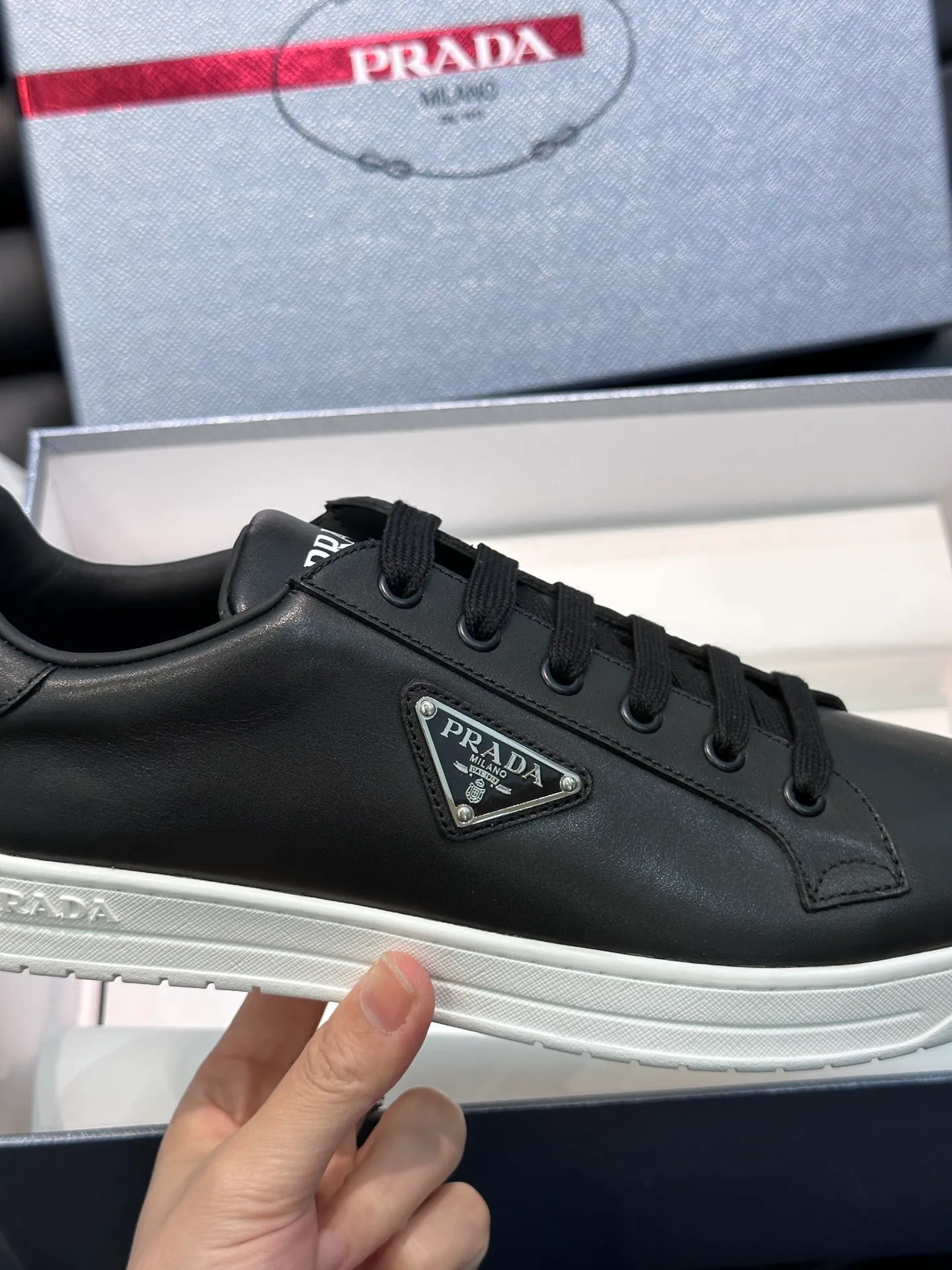 Men's shoes 💰p360 "Men's shoes 💰pRAD*" Prada's new high-end men's casual sports shoes. This leather sports shoe uses calfskin upper. The body of the shoe interprets the Prada letter brand logo from multiple angles. The brand logo is embellished on one side of the upper, all explaining the brand style. Sheepskin lining, lightweight, comfortable and durable! Size: 38-44